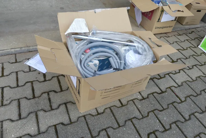 Karton mit Sanitärzubehör u.a. Sicherheitszulaufschläuche